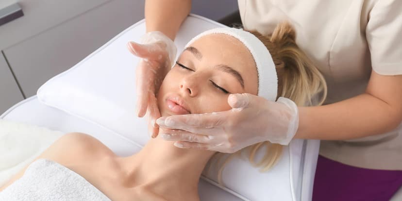 Pleť jako ze škatulky: liftingové ošetření, chemický peeling či mikrodermabraze, 45–90 min.