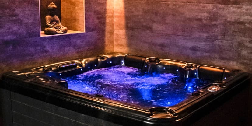 Privátní wellness s vířivkou a saunou pro dva: 2 nebo 3 hod. relaxace i s lahví sektu