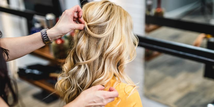 Perfektní účes ze salonu v Opletalově ulici: maska na vlasy a foukaná, případně i barvení nebo melír
